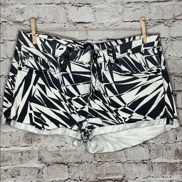 Black and white geometric shorts size 30 - Picture 1 of 5